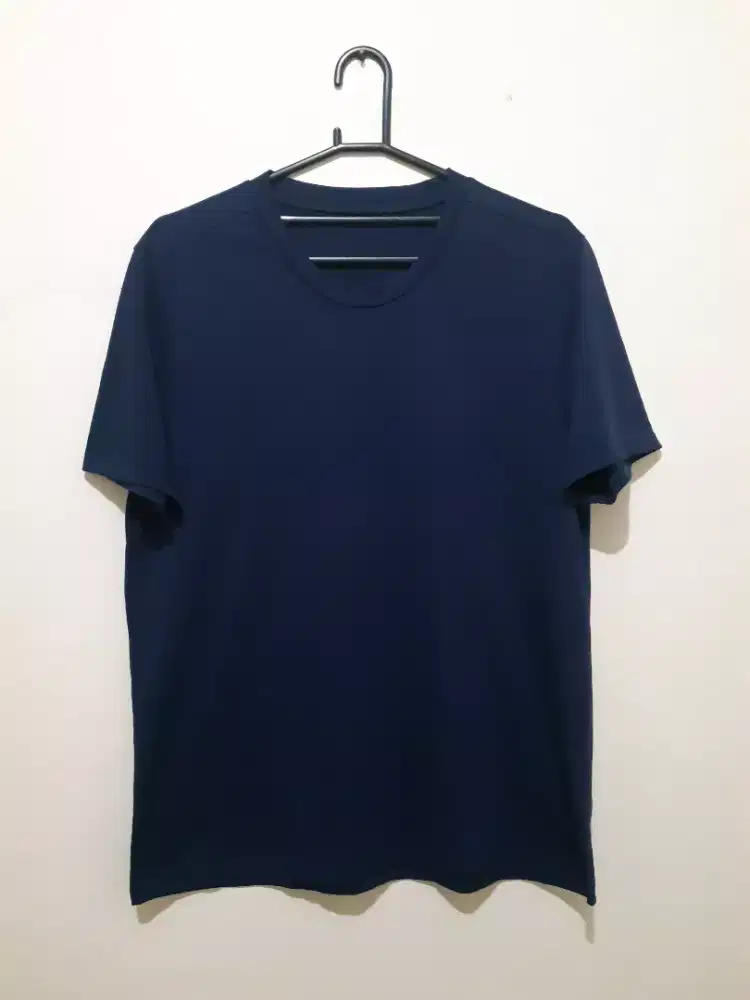 KAOS POLOS NAVY SIZE L BAHAN POLYESTER-RAYON