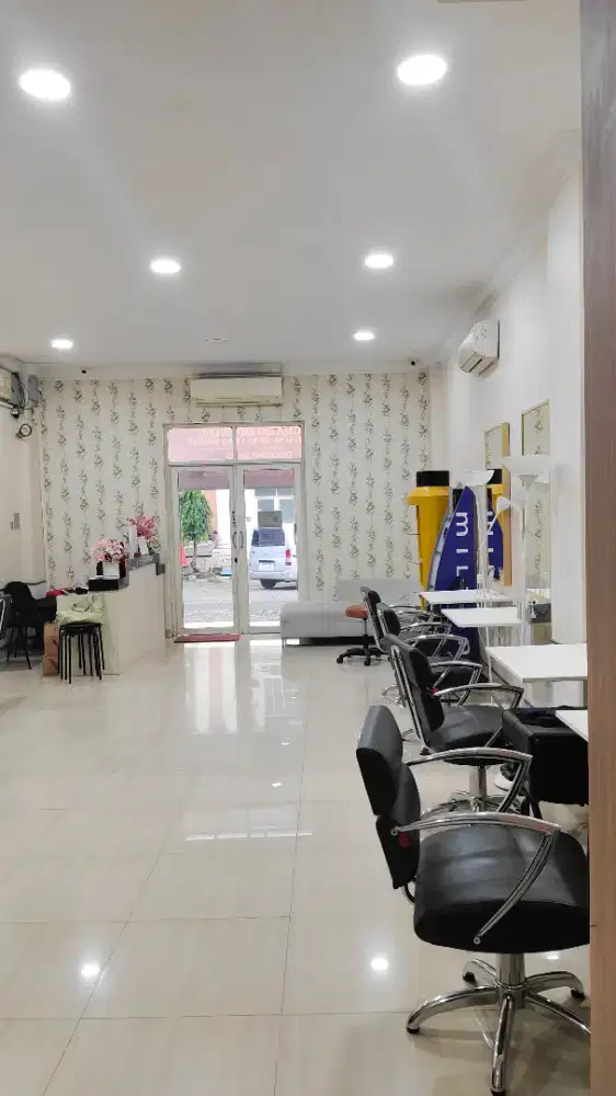 Di Butuhkan karyawan yg sdh berpengalaman di biidang salon