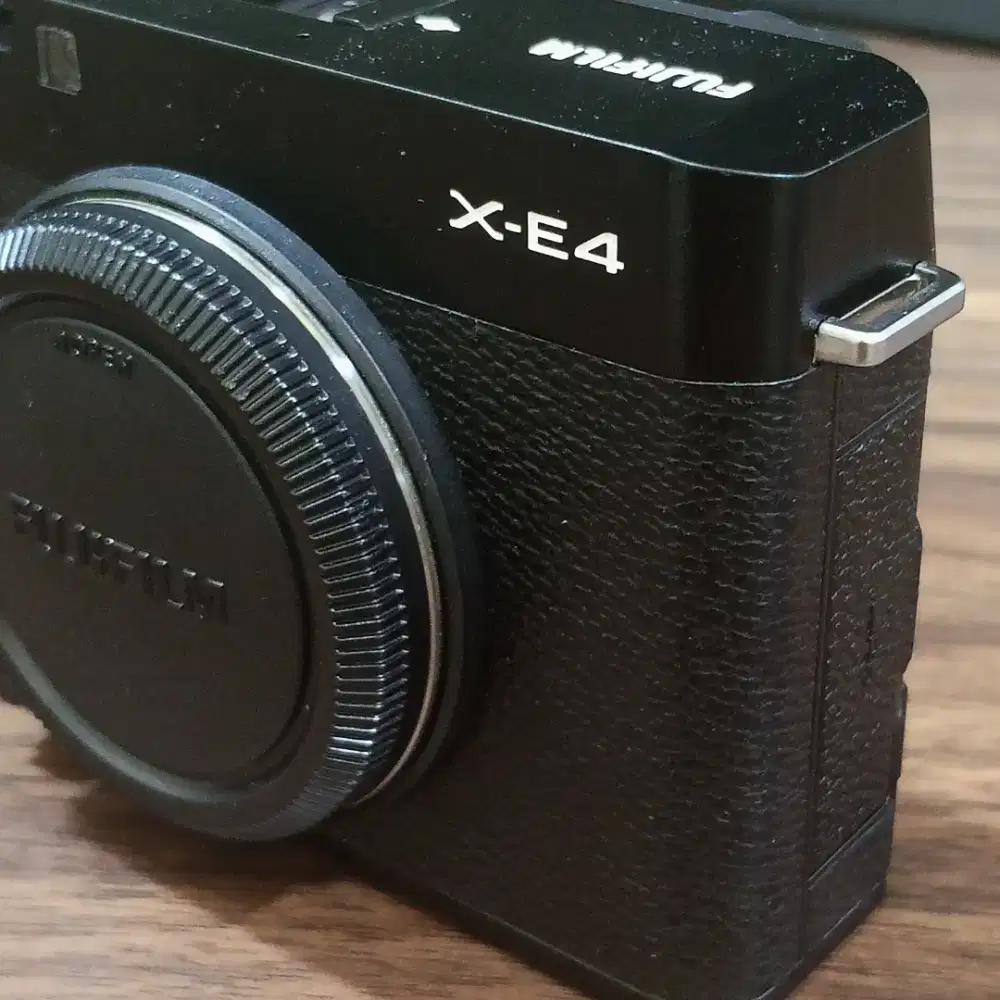 KAMERA MIRORRLESS FUJIFILM XE4 BODY ONLY MULUS LIKENEW FULLSET BOX