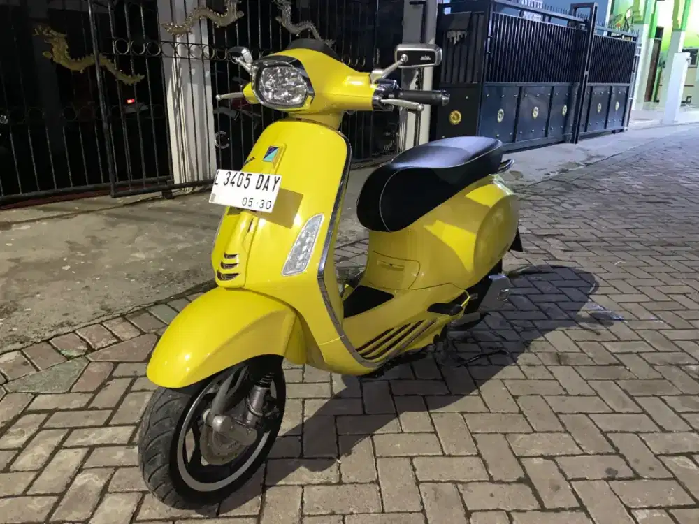 Vespa Sprint 150 iGet ABS warna kuning