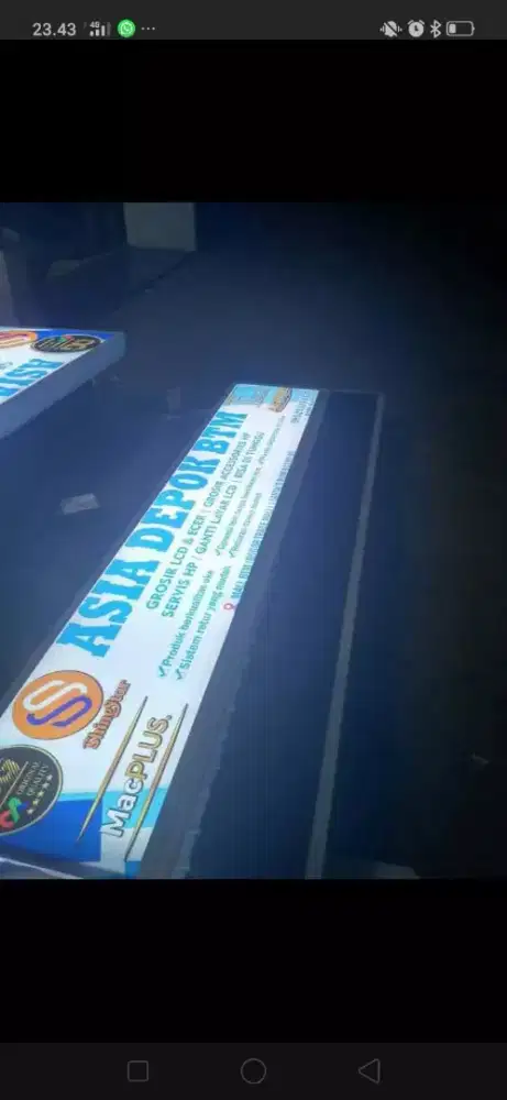 Huruf timbul dan neon box