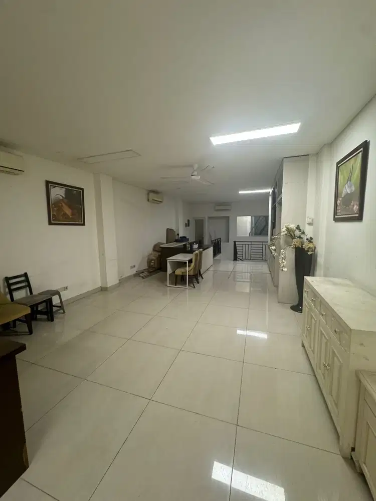 DISEWAKAN RUANG USAHA