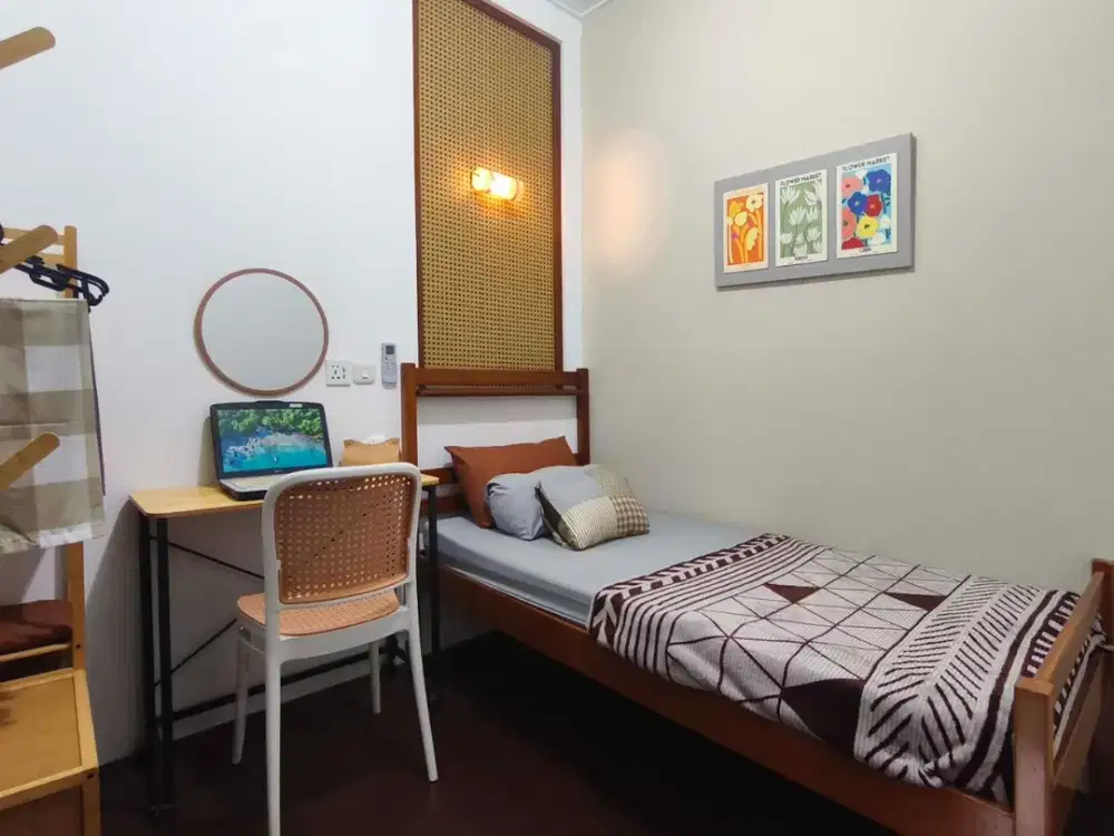 Kost + Parkir Mobil, Fully Furnished AC Wi-Fi, Waterheater di Jakarta Barat