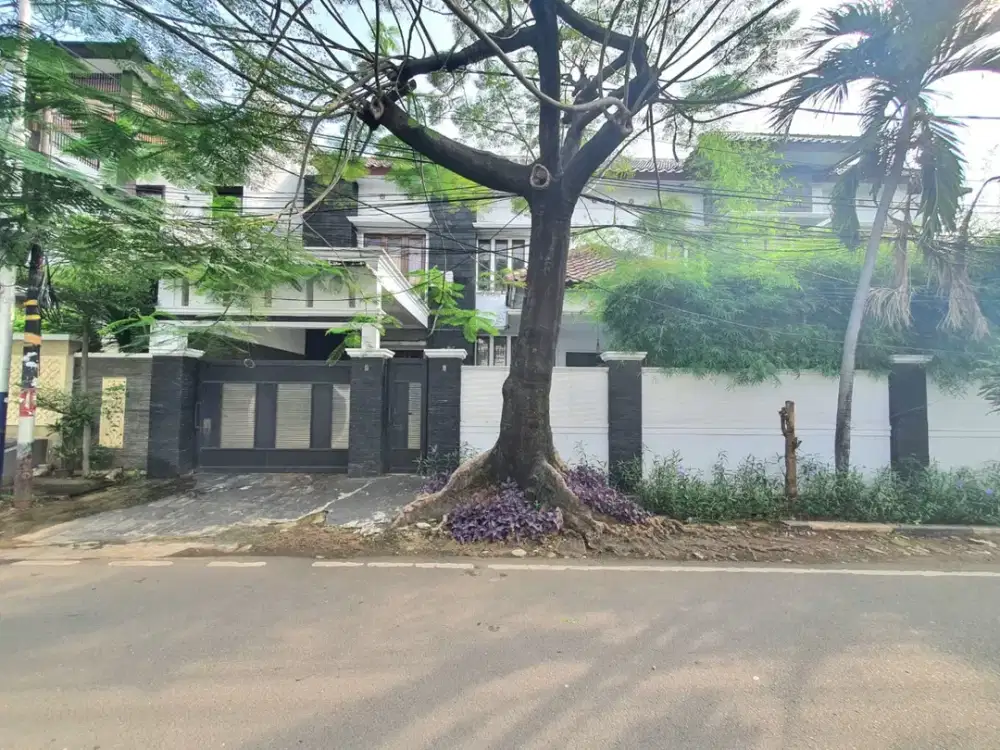 Rumah Mewah Cempaka Putih – Luas Bangunan 600m², 5 Kamar, Carport 3 Mobil!