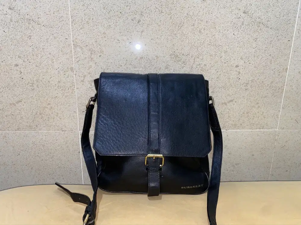 tas sling bag selempang brand Burberry kulit leather hitam black
