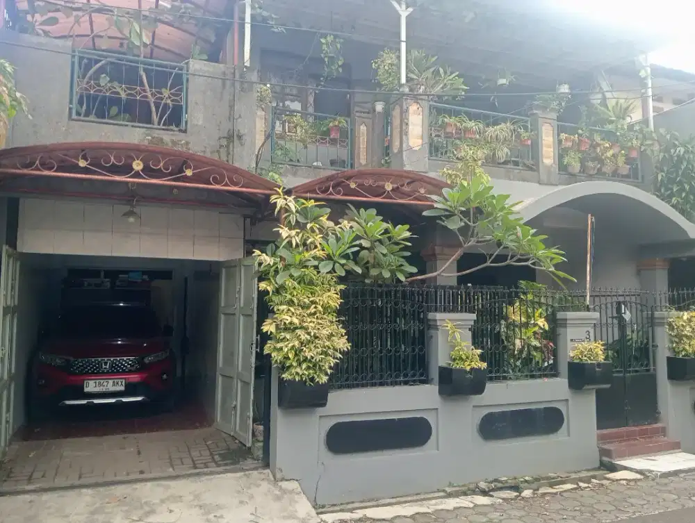 Rumah 2 Lantai Beserta isi nya (banyak barang antik)