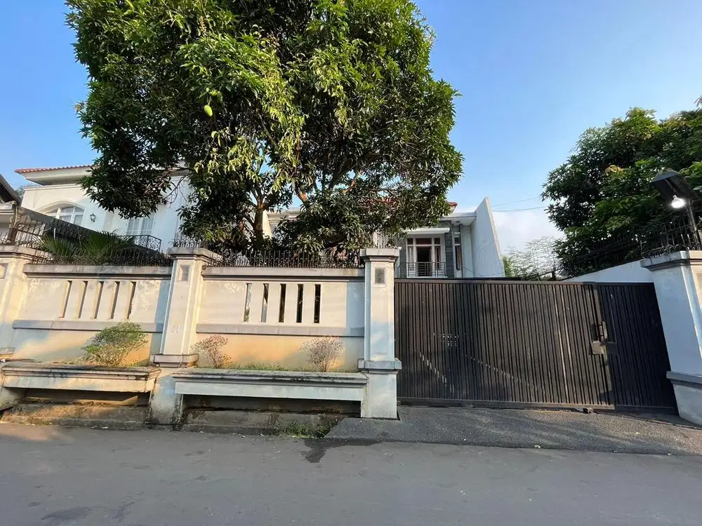 Rumah mewah dengan kolam renang