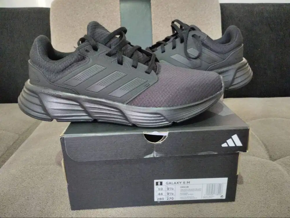 Sepatu Garis Tiga Galaxy 6