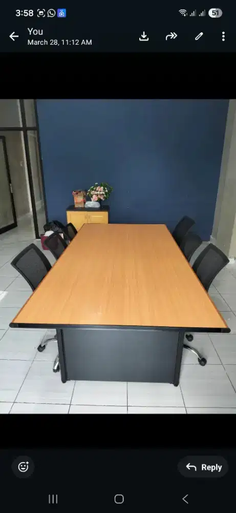 2 Meja meeting dan 12 kursi kantor
