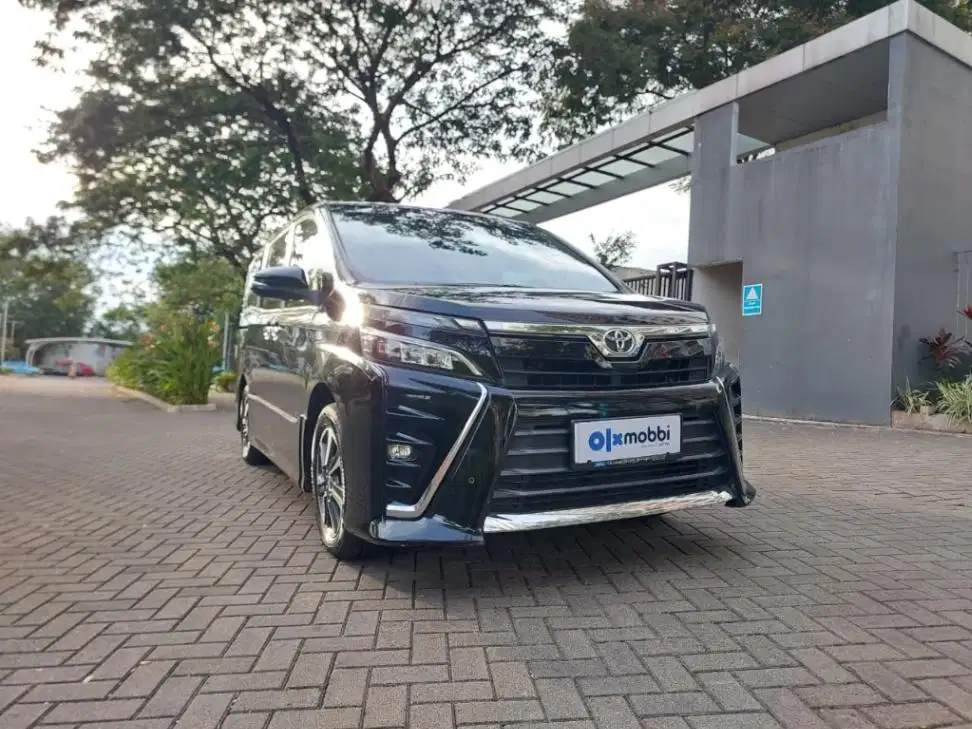 DP 5% Toyota Voxy 2.0 AT Hitam CBYIB