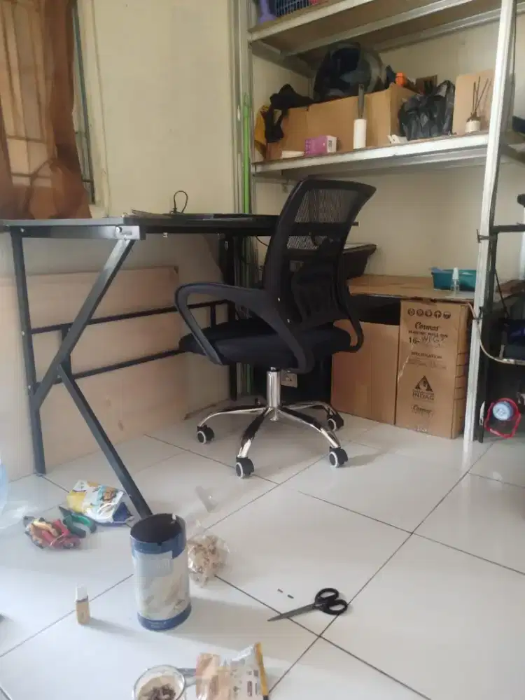 Kursi Kantor dan Meja