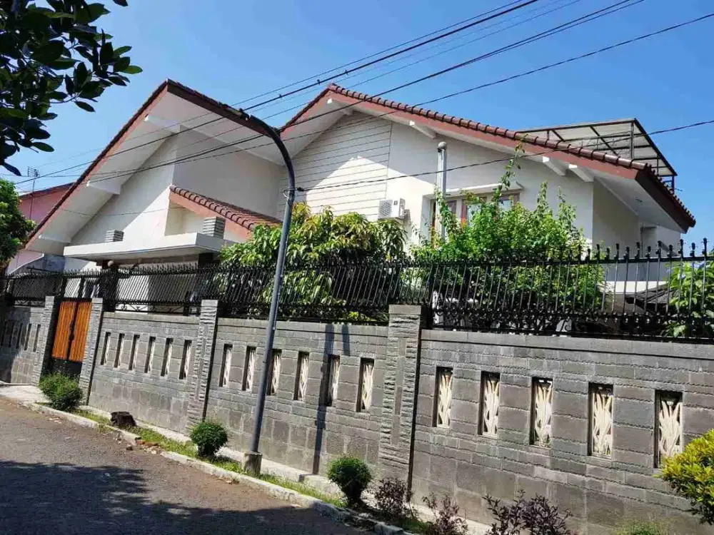 Dijual Rumah Hoek di Guruminda Bandung