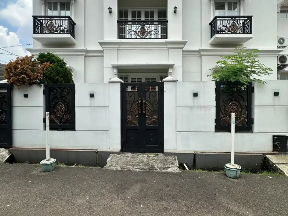 FOR SALE TEBET MODERN CLASSIC HOUSE FURNISHED ROW JALAN LEBAR