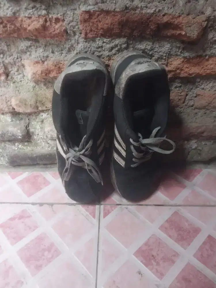 Sepatu bekas masih layak di pake