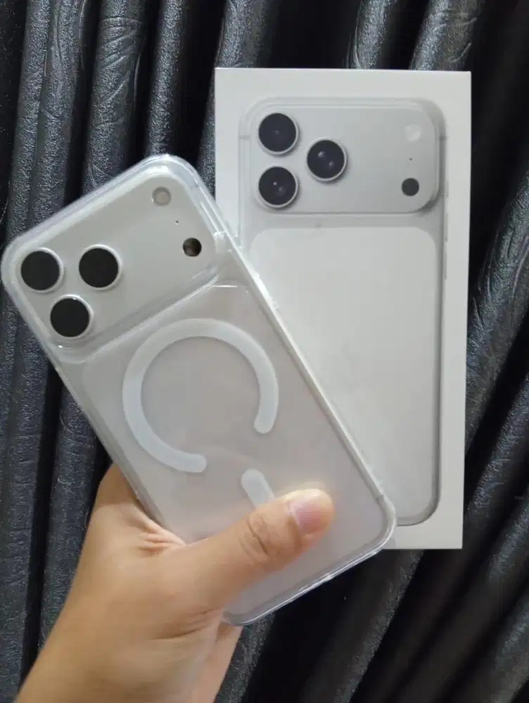 Iphone 17 Promax Silver 256 like new.