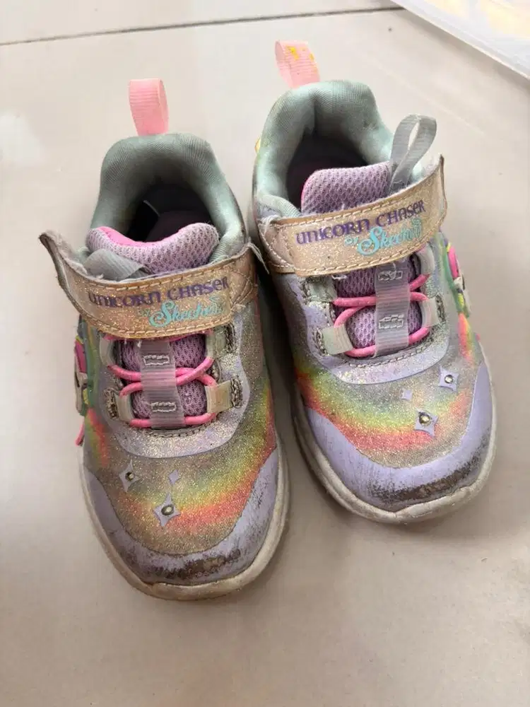 Sepatu skecher anak