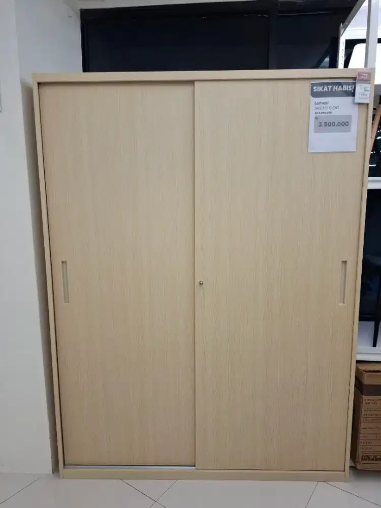 Lemari Pakaian Besi Besar