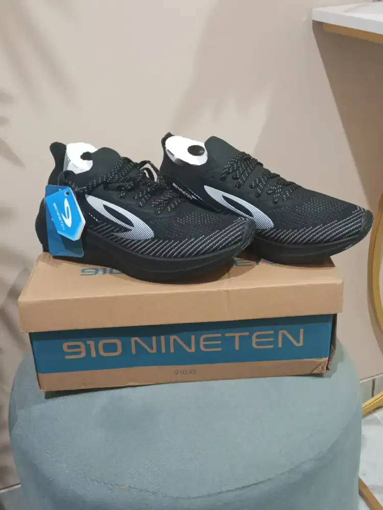 Di jual sepatu lari 100%baru
