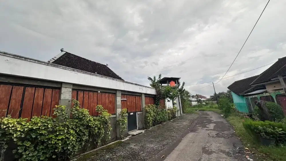 RUMAH DENGAN PENDOPO LUAS
