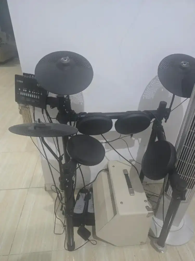 Drum elektrik dan speaker amplifier