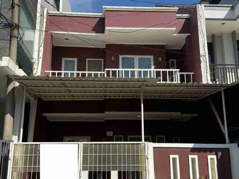 Dijual rumah 2 lt, hdp utara, dekat taman di Taman surya 5