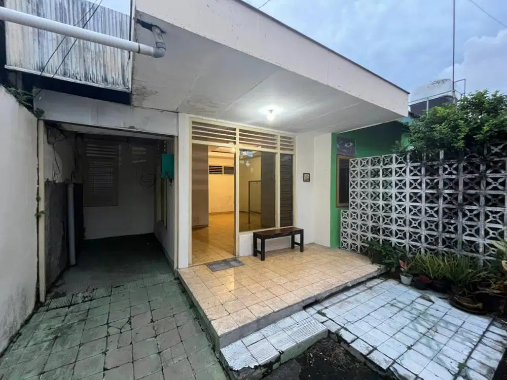 Dikontrakkan Rumah Strategis 4 KT Tengah Kota Pertahun Nego