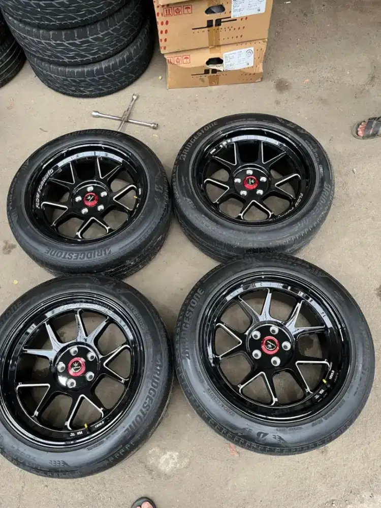 Venom 6 ring 18 lebar 9 pcd 5x114,3 ET 20 ban Bridgestone 235/50 R18