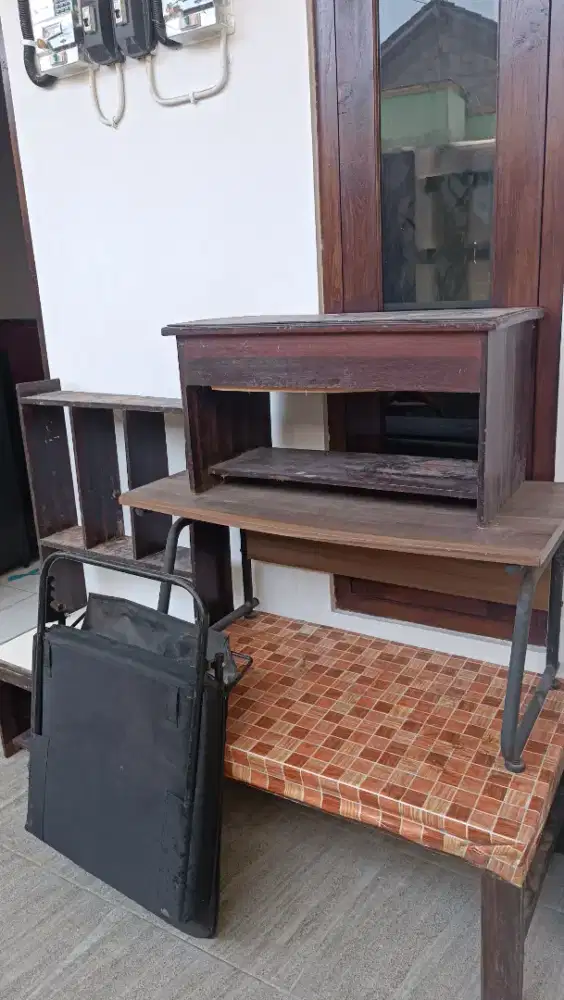 BORONGAN MEJA KOS: 300rb Dapet 4 Meja Kayu