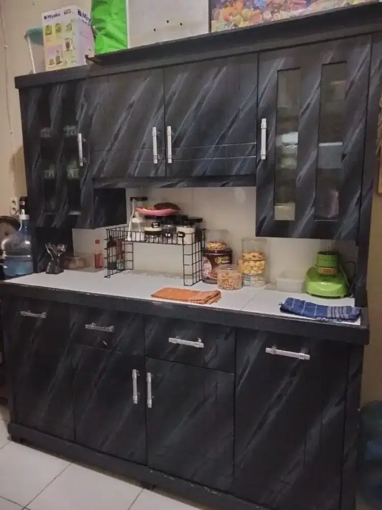 Dijual lemari makan
