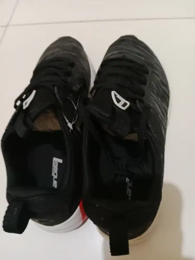 Sepatu league baru