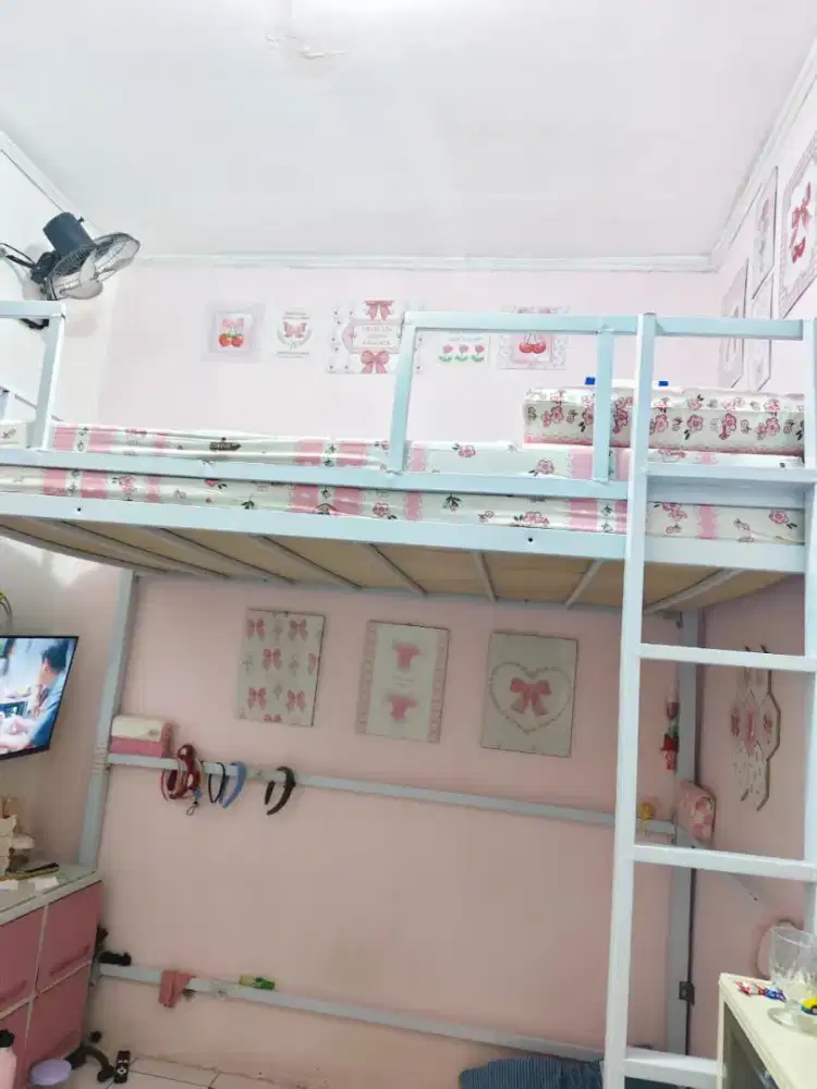 Ranjang besi tingkat