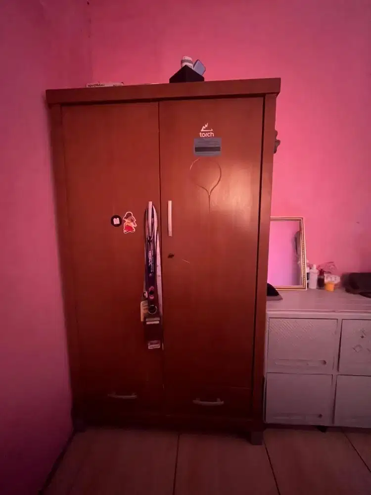 Lemari baju kayu