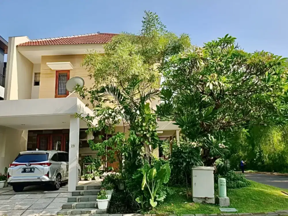 Dijual Rumah Classic 2 Lantai Semi Furnish! CitraLand Surabaya Barat