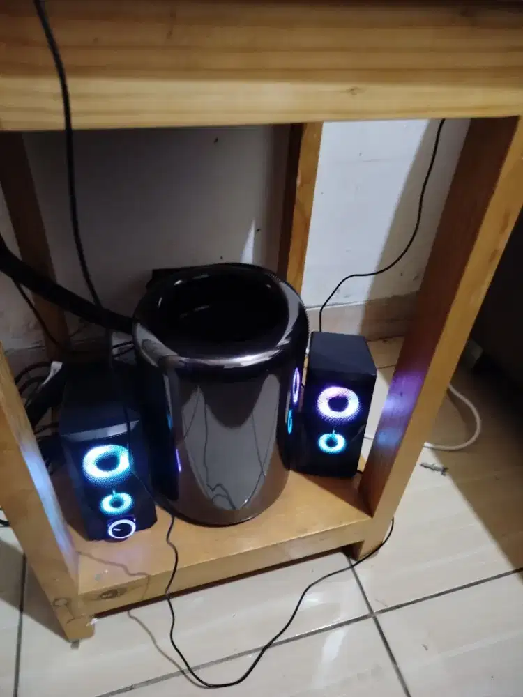 Desktop Mac pro late 2103 sett monitor dan speaker