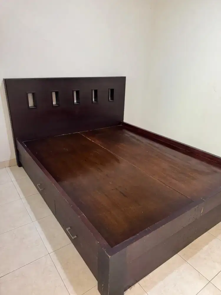 Ranjang/bed/dipan minimalis berlaci