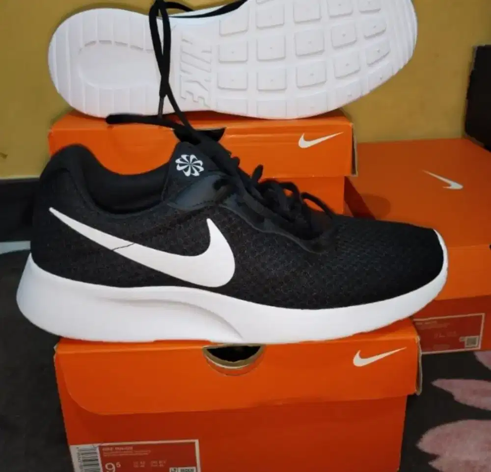 Sepatu Nike tanjun hitam size 42 dan 43 murah