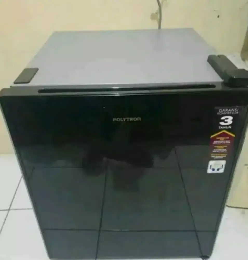 Kulkas mini Polytron prh51