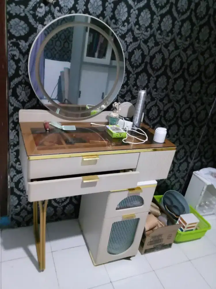 Meja Rias (cermin bisa nyala)