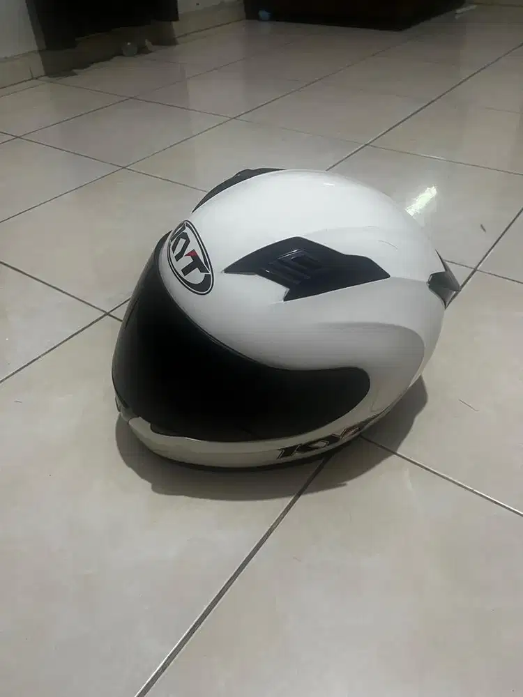 KYT R10 putih size L 250rb nego sampai jadi