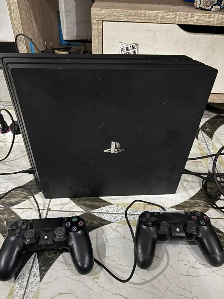 Di jual ps 4 pro 1 Tb