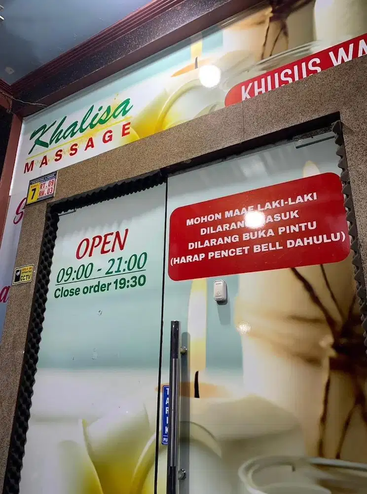 Terapist (Tukang Pijat Khusus Wanita)