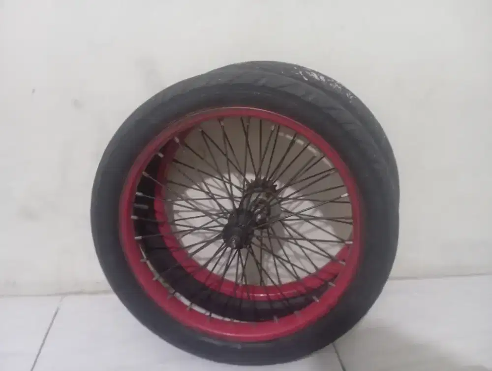 Di jual ban sepeda sama pelek fullset 
Tinggal pasang doang