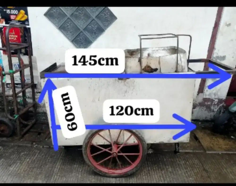 Grobak besi, bekas dagang gorengan risol