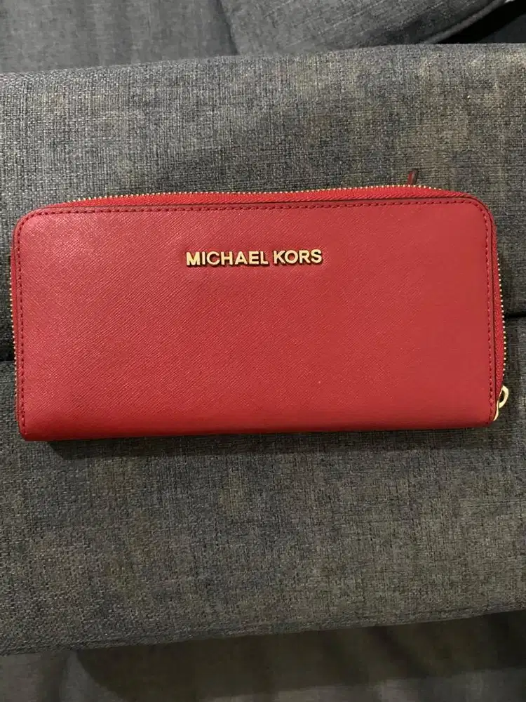 Dompet wanita merk mk ori wrna merah cabe ,harga 350 rb