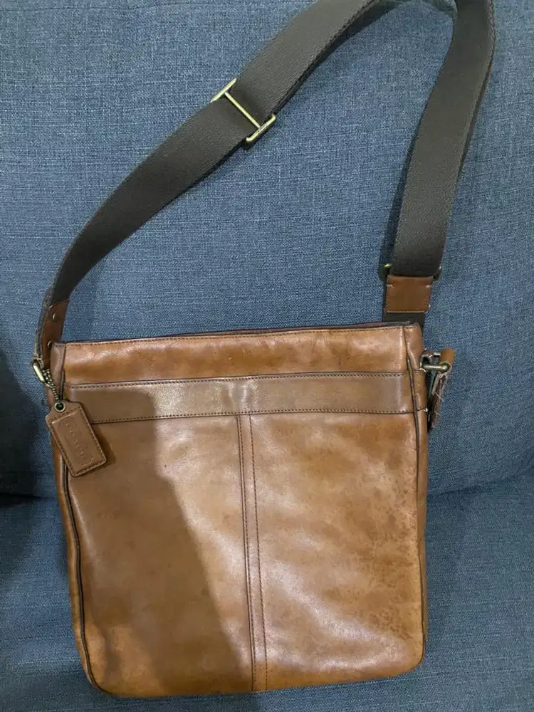 Jual second tas kerja pria model selempang merk coach harga 350rb