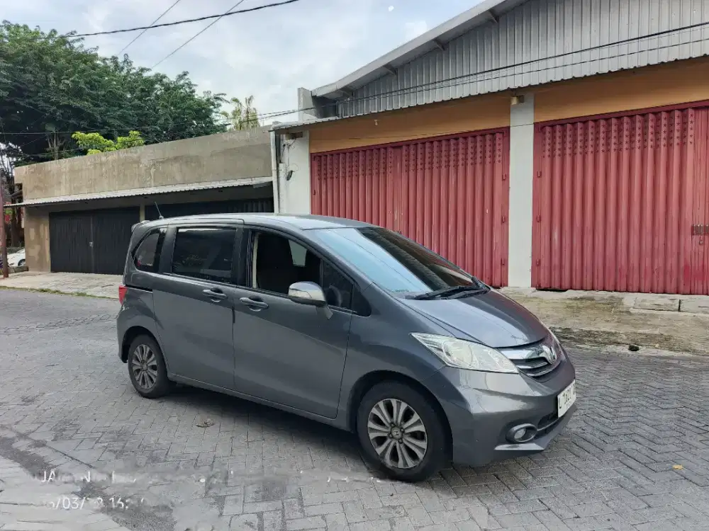 HONDA FREED 1.5 type E Metik 2013