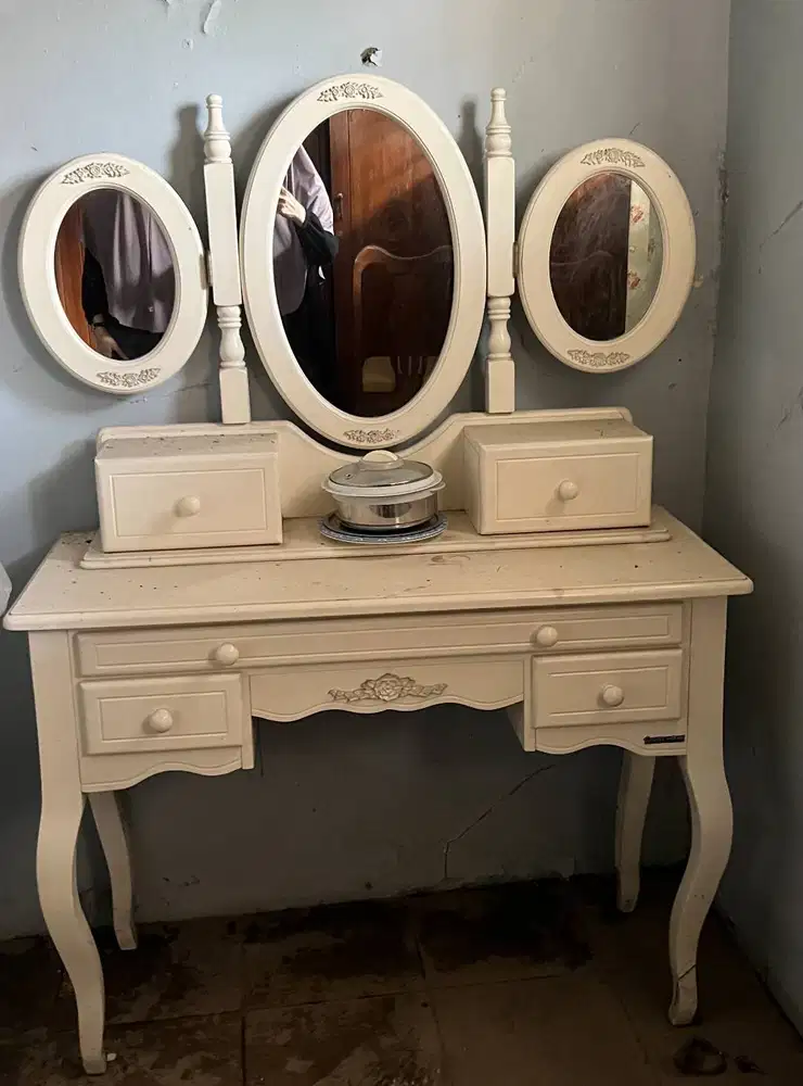 Preloved Meja Rias Kayu Mahoni