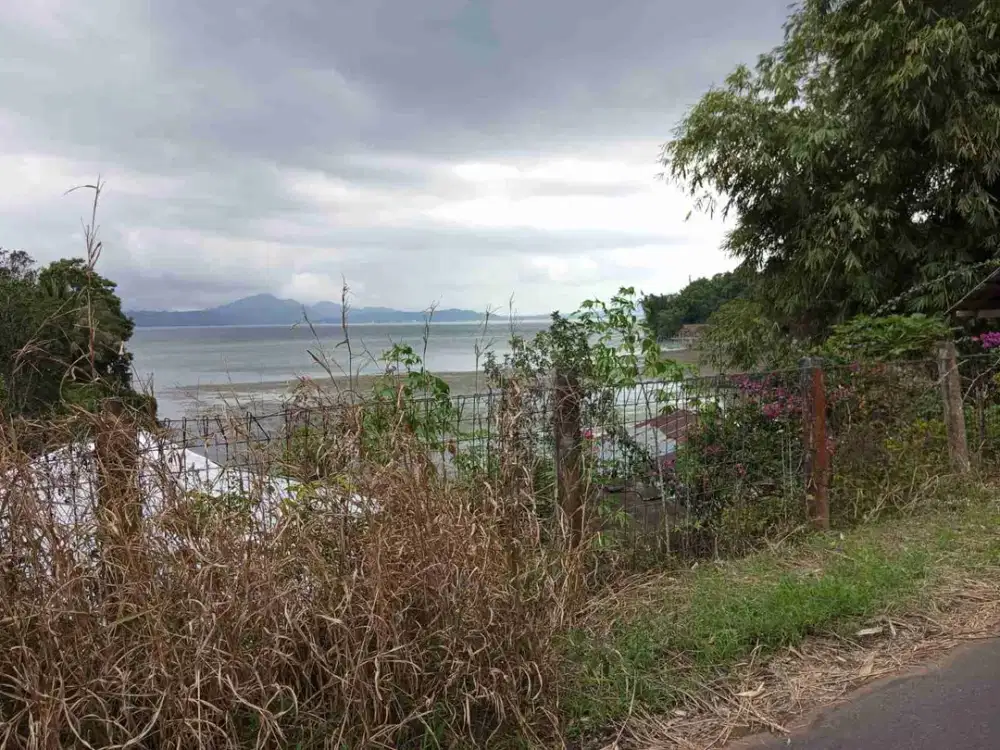 Tanah pinggir danau Tondano