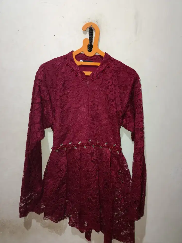 Kebaya modern maroon
