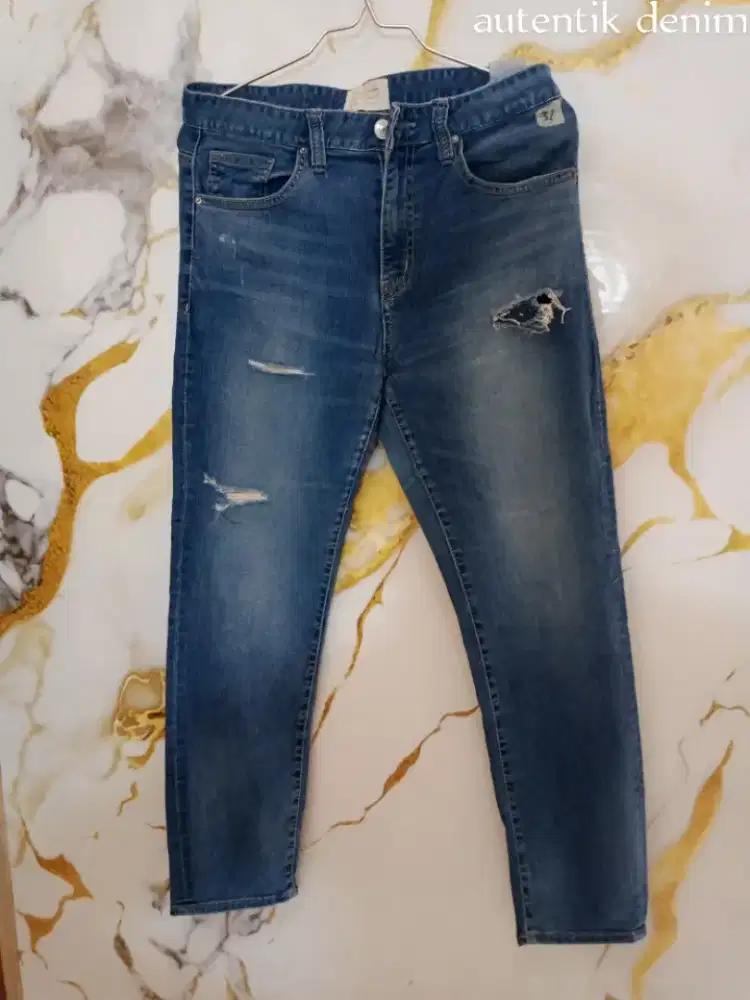 Celana Jeans UNIQLO Ori – Blue Denim Sobek Trendy, Like New!